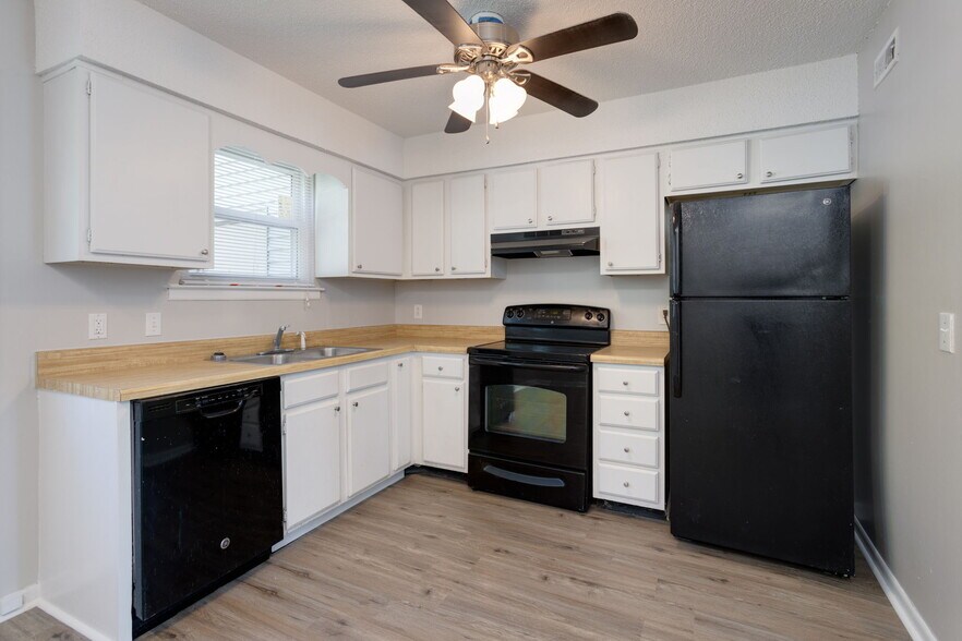 Building Photo - 241 Colt Dr B