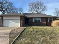 Building Photo - 3 Bedroom / 2 Bathroom in Battlefield