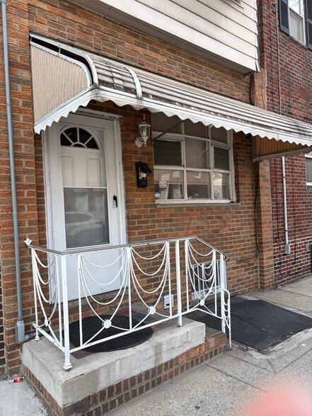 Building Photo - 2550 S 6th St