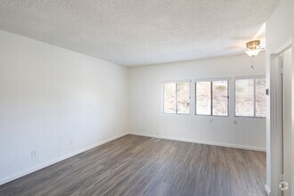 Building Photo - Large Studio in Mission Hills + Parking an...