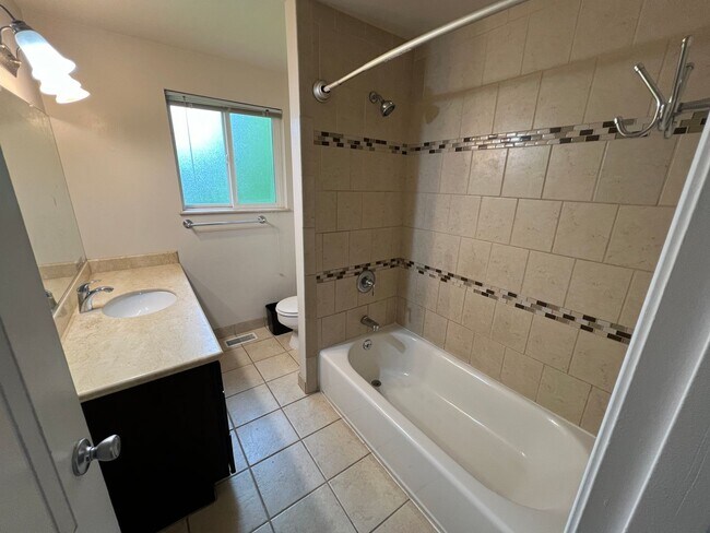 Building Photo - 4 Bedroom Milwaukie Home