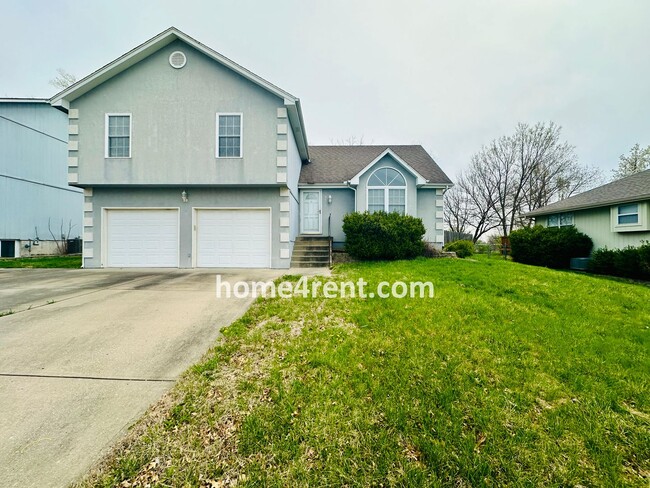 Building Photo - Spacious Four Bedroom Home in KCMO w/ Bran...