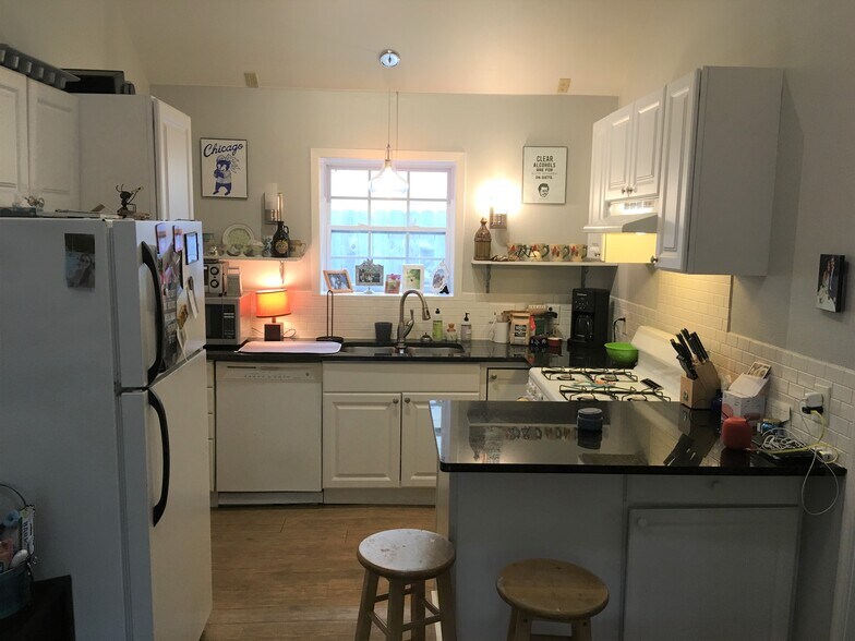 Kitchen with granite counters, dishwasher, gas stove, and lots of pantry, and small bar area - 4302 Duval Street
