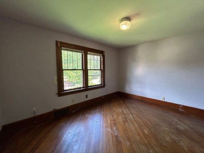 Building Photo - $1,800 | 3 Bedroom, 2 Bathroom Multi Floor...