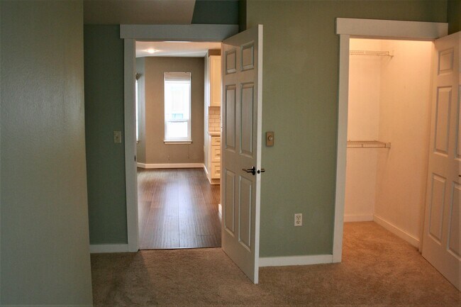 Building Photo - 3028 Western Ave