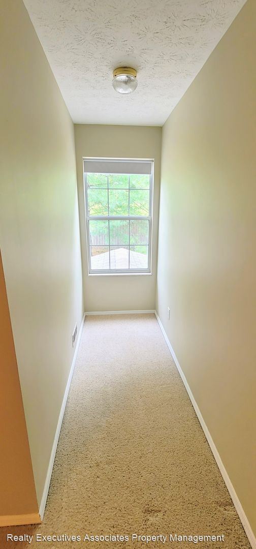 Building Photo - 3 br, 2.5 bath House - 829 Ashley Michelle...