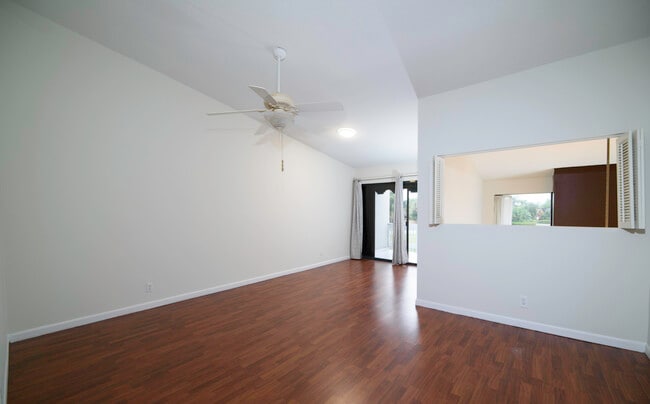 Building Photo - 6595 Parkview Dr