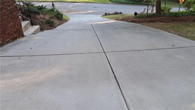 Building Photo - 1176 Converse Dr NE