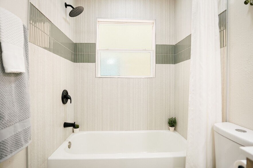 Building Photo - 462 Springwood Ln