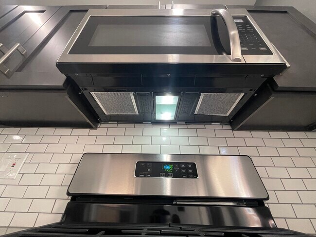 Building Photo - 1611 S Yewdall St