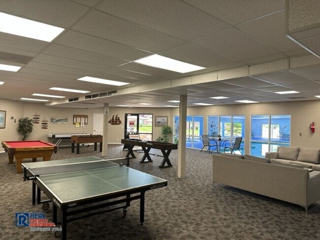 Building Photo - Legacy Townhome