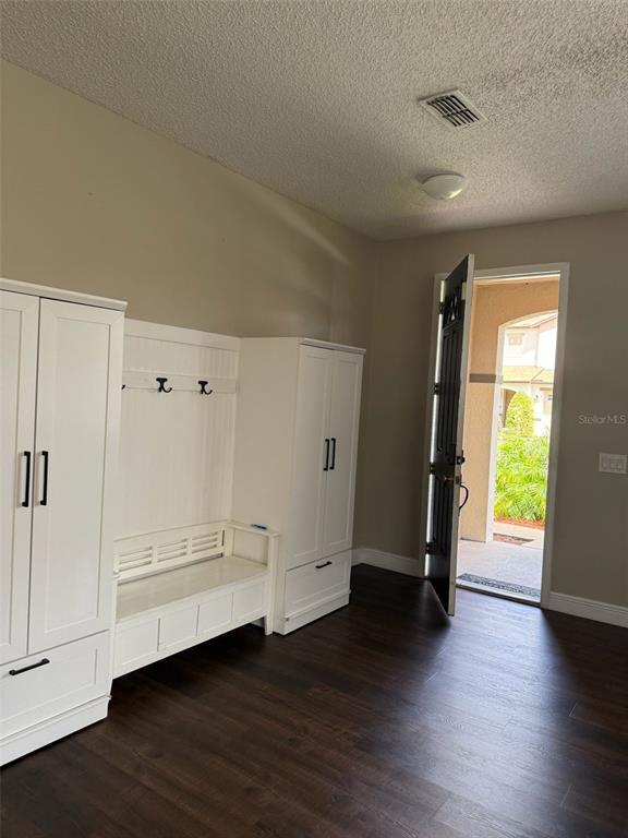 Building Photo - 211 Roseling Crossing
