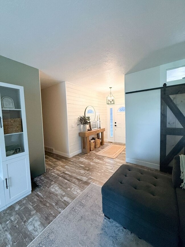 Building Photo - 304 Palomino Dr