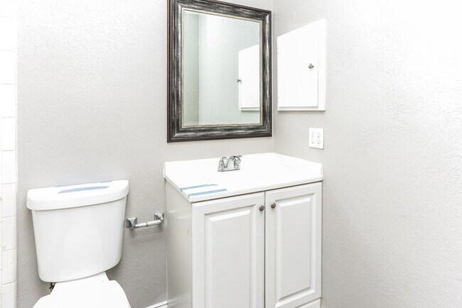 Building Photo - 2114 High Bluff Dr