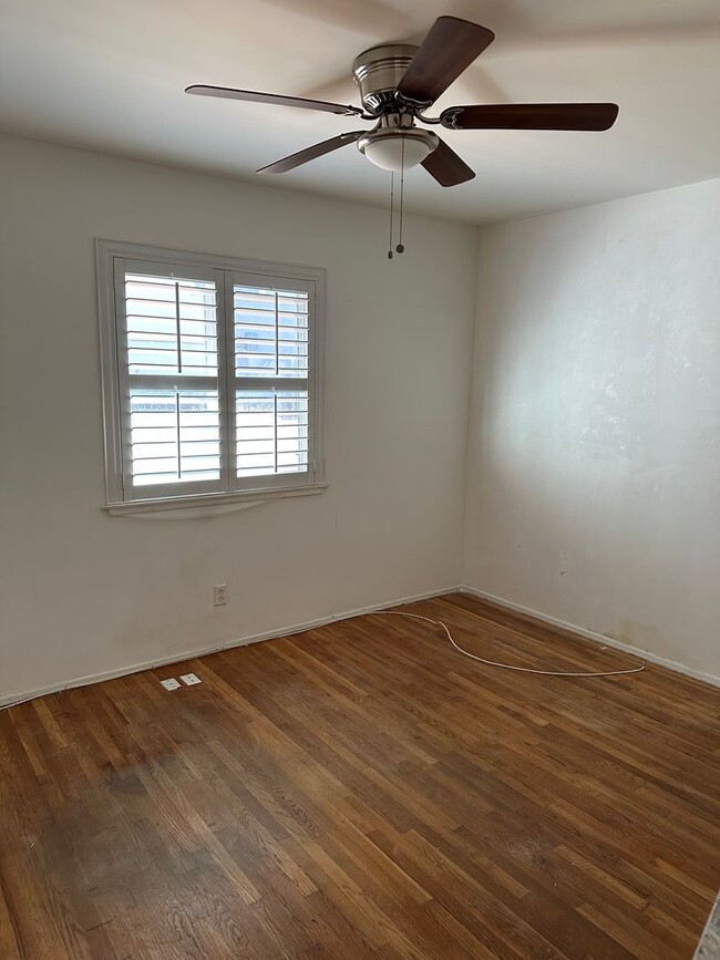 Building Photo - CORNER LOT 3 BEDROOM/ 1 BATH HOUSE IN REDO...