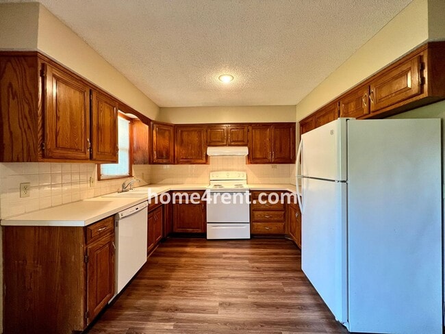 Building Photo - Cozy Duplex w/ Plenty of Space, LVP Flooring and a Fenced Yard!