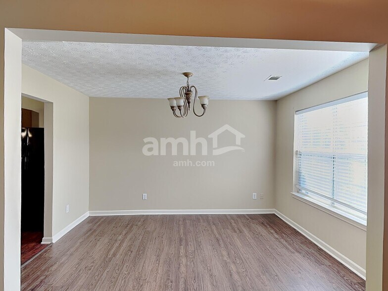 Building Photo - 2207 Lazy Days Rd