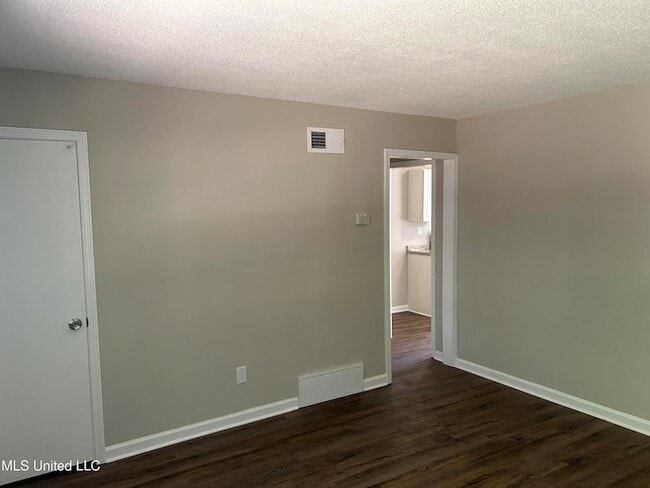 Building Photo - 2955 Normandy Dr