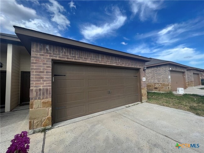 Building Photo - 2611 Pahmeyer Rd