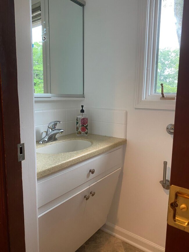 Building Photo - Beautiful Home on the Maumee River