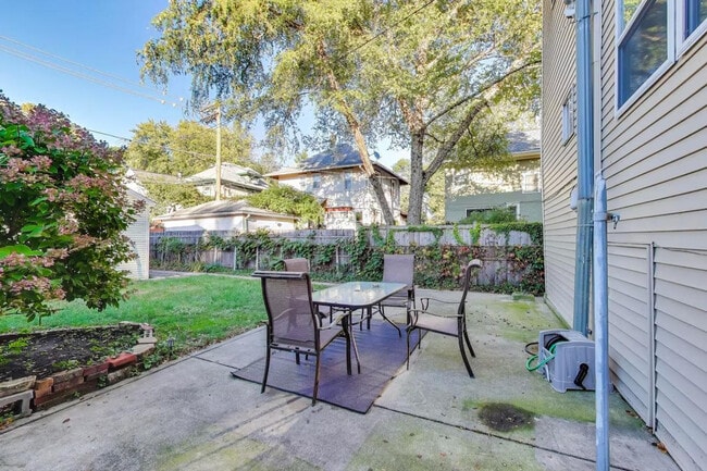 Building Photo - 1506 W Thome Ave