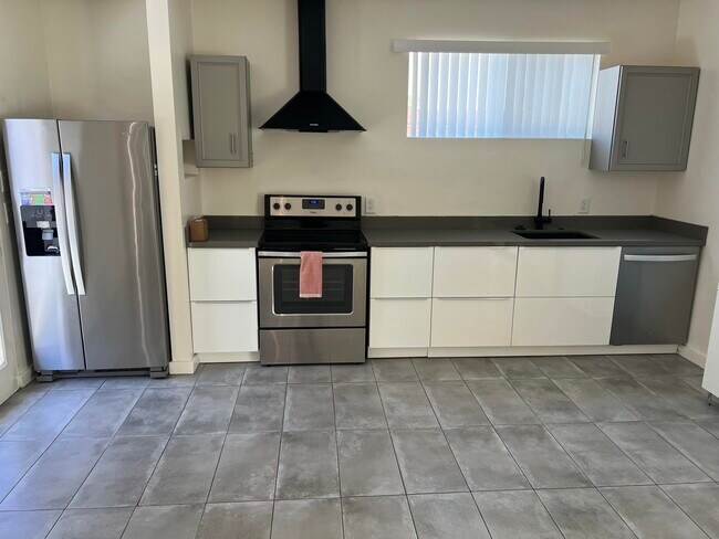 Building Photo - 73401 Royal Palm Dr