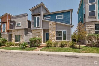 Building Photo - Modern condo, great location, fully Furnis...