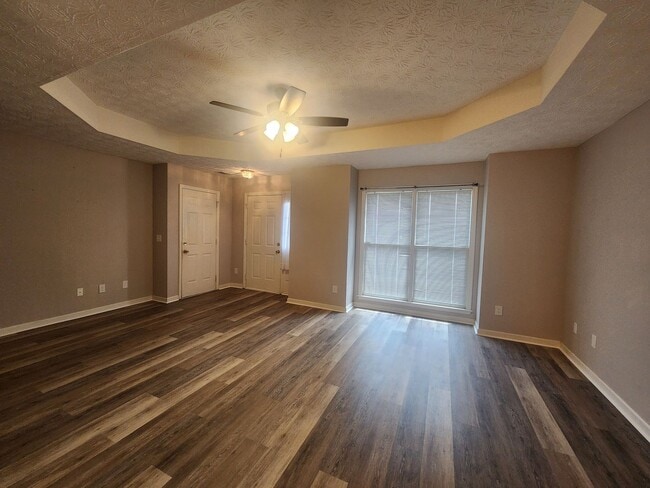 Building Photo - 6523 Fairfax Way