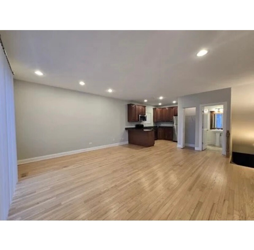 Building Photo - 3831 N Kedzie Ave