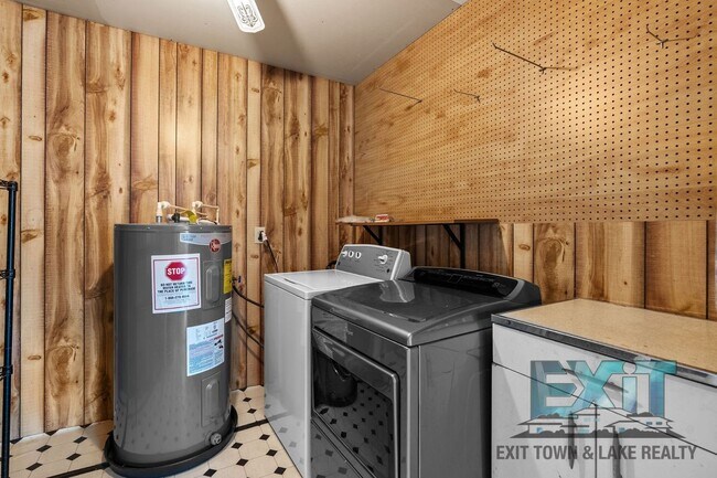 Building Photo - Country Feel, Modern Updates – 3BR Home on Quiet Road Just Outside of South Hill