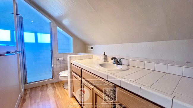Building Photo - Large top floor 3 bedroom fully furnished walking distance to UC Berkeley Campus!