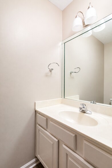 Building Photo - 565 Wellington Gardens Dr