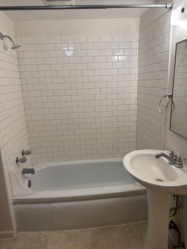 Building Photo - Barger area, 2 bedroom, 1 bath, large back...