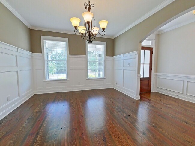 Building Photo - Estate STYLE home with pool and basement i...