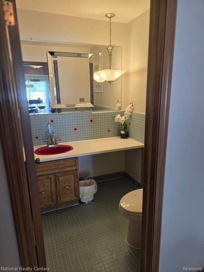Building Photo - Spacious 4-Bedroom Colonial with Fireplace...