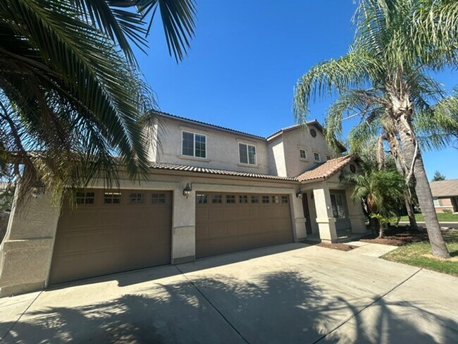 Building Photo - 2305 E Dorothea Ave