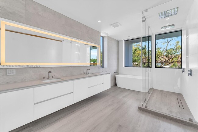 Building Photo - 2110 S Miami Ave