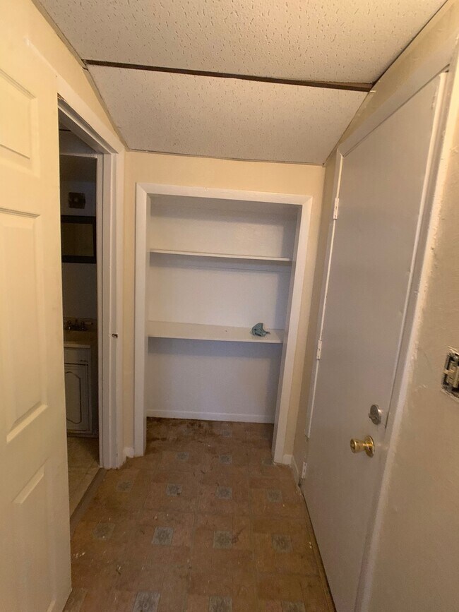 Building Photo - Great 2 bed 2 bath with bonus attic space house located steps from shopping.