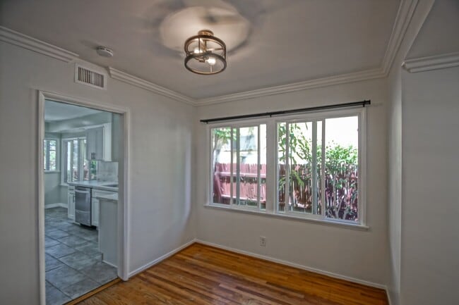 Building Photo - Incredibly Charming & Bright 3BR2BA Home w...