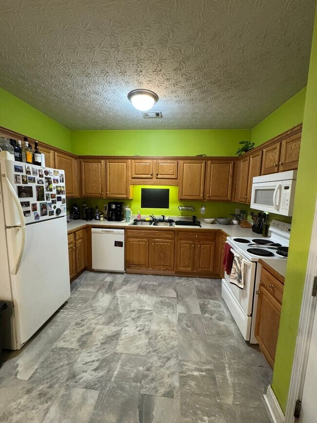 Building Photo - Beautiful East Side Home