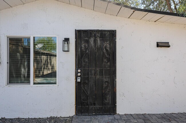 Building Photo - 2721 E Willetta St