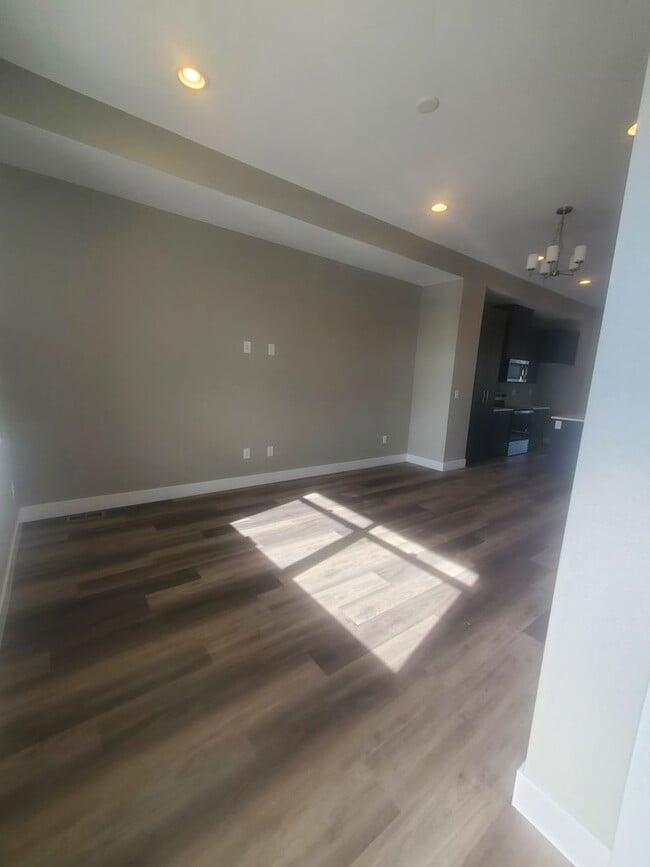 Building Photo - Beautiful and Updated 2BR Townhome With At...