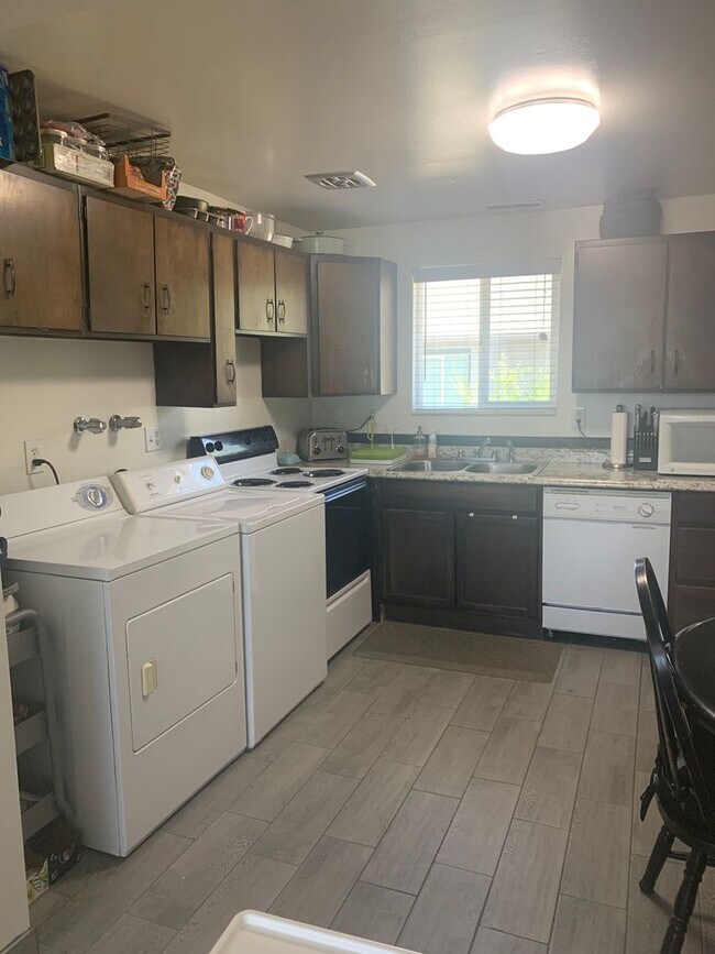 Building Photo - 2 Bed 1 Bath, Apartment in Provo