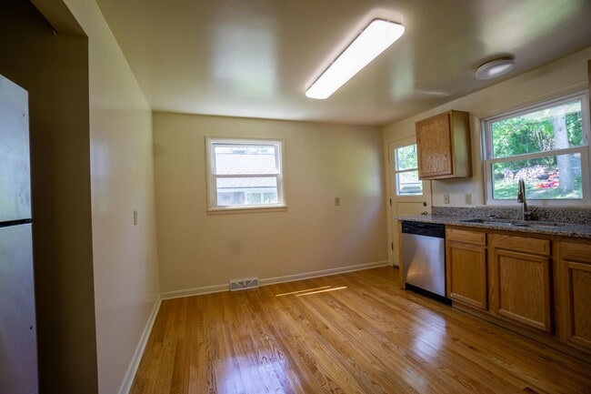 Building Photo - Bright 1st Floor Flat With Garage and Back...