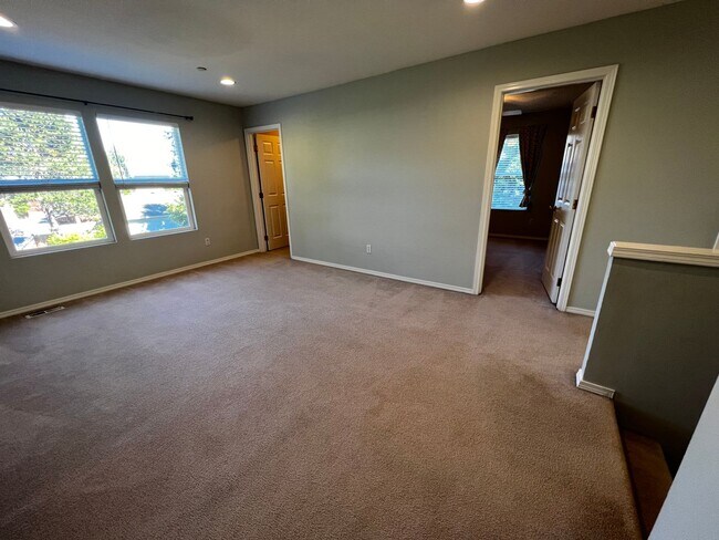 Building Photo - Dupont 4 bedroom plus loft home