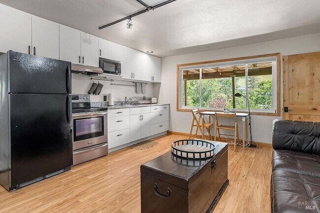 Building Photo - 5 Oak Springs Dr