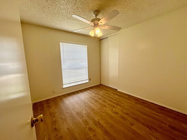 Building Photo - Charming 3/2 in Pipers Meadow *NO HOA* Mov...