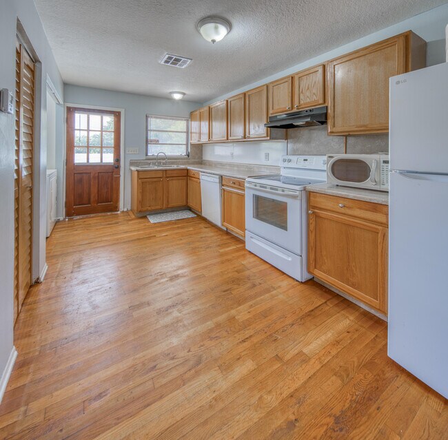 Building Photo - 111 N Lakeside Dr