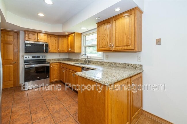 Building Photo - 647 Alwyne Rd