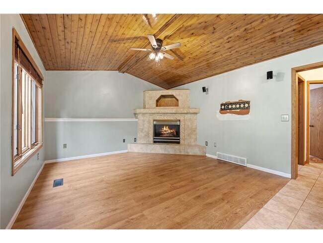 Building Photo - 1008 3rd St NE